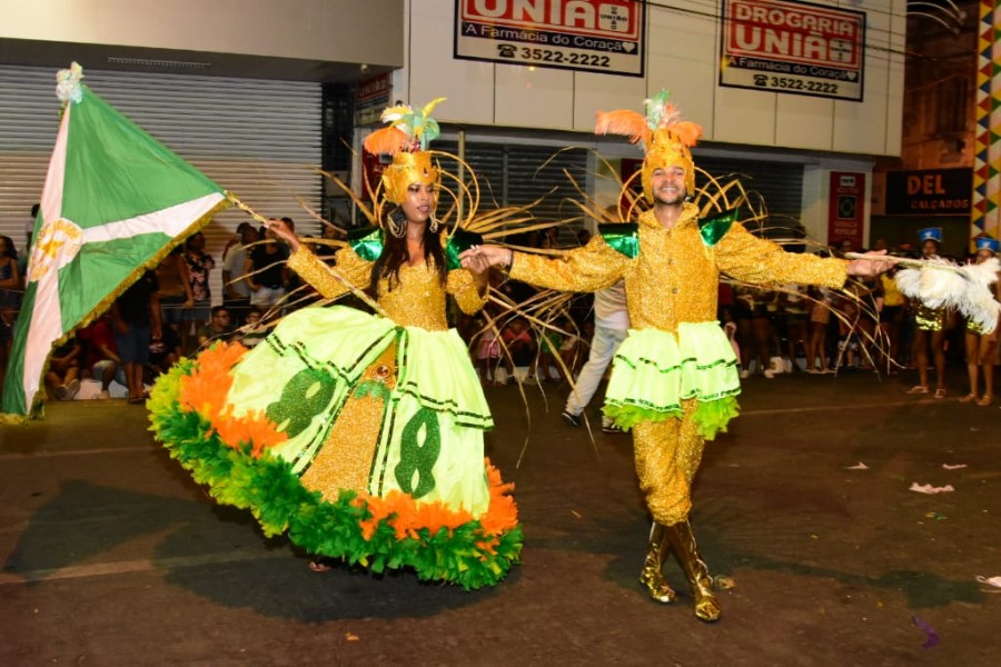 Carnaval encerra com desfile das Escolas de Samba e festa no Cais, em Floriano