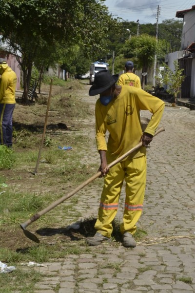 Prefeitura segue com serviços de limpeza e tapa-buracos em Floriano