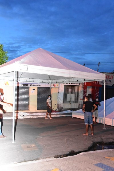 Prefeitura de Floriano monta tendas e cadeiras ao lado da Caixa Econômica