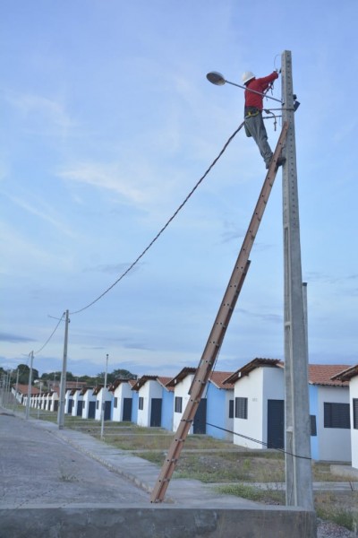 Prefeitura inicia instalação da rede elétrica no residencial Alto da Cruz