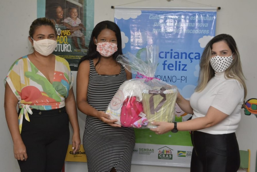 Mamães do projeto 'Mamãe Bebê' recebem kits maternidade