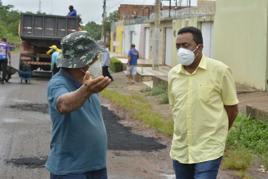 SEINFRA realiza operação tapa-buracos em avenidas de Floriano