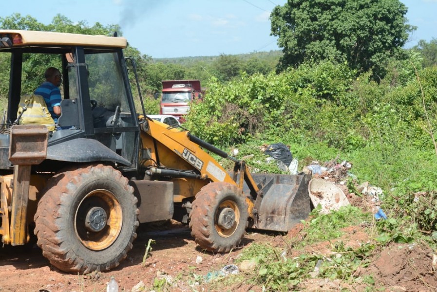 Prefeitura recolhe grande quantidade de lixo irregular na localidade Morrinhos