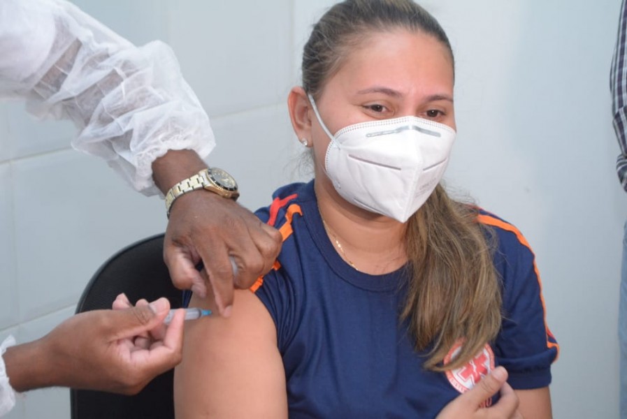 Vacina contra Covid-19 chega a trabalhadores do SAMU de Floriano