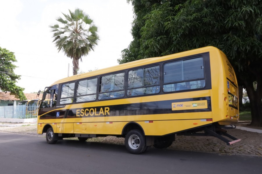 Educação de Floriano recebe novo ônibus escolar
