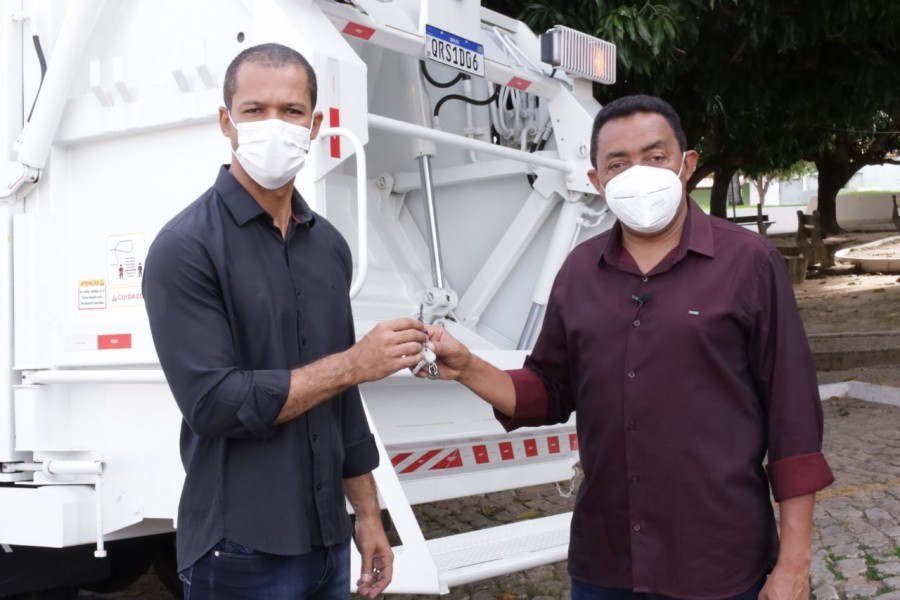 Prefeitura de Floriano ganha novo caminhão compactador para coleta de lixo domiciliar