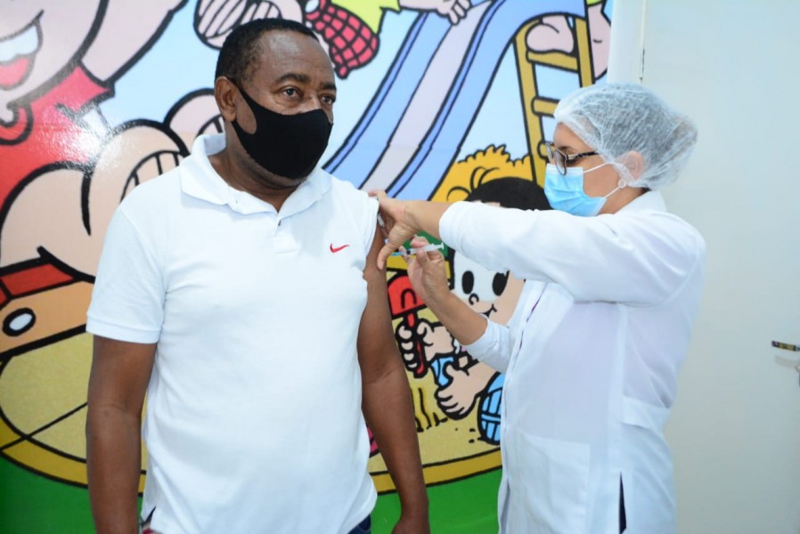 Unidades Básicas de Saúde de Floriano recebem vacina contra Covid-19