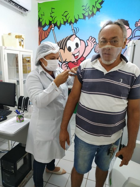 Idosos de 66 anos começam a ser vacinados em Floriano 