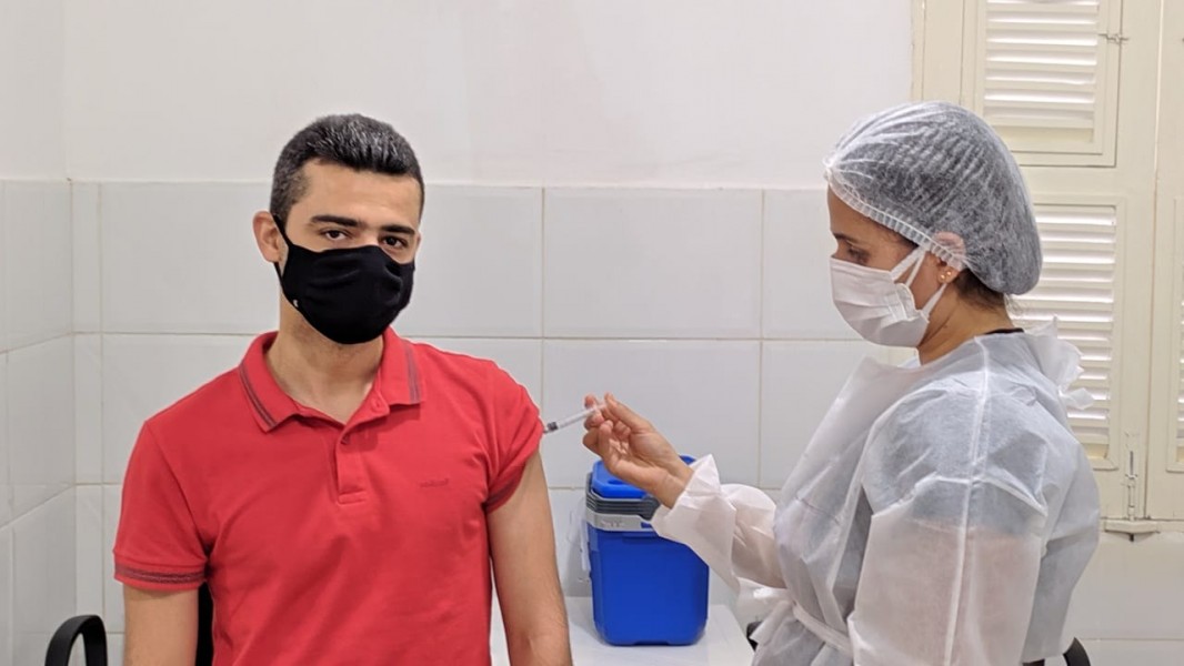Bancários de Floriano são vacinados contra Covid-19