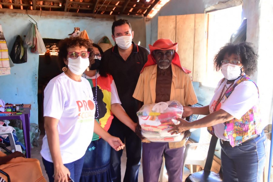 Município e estado distribuem cestas básicas no Miroró e anunciam mais 100 cestas da Cruz Vermelha