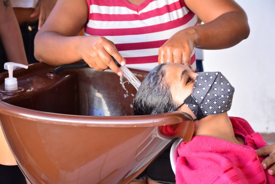 Programa 'Capacita Minha Cidade' oferece curso de cabelo voltado para mulheres