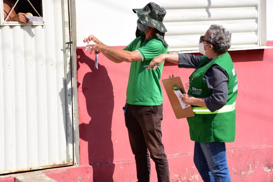 Meio Ambiente realiza ação de conscientização no conjunto Zé Pereira e distribuem bombons