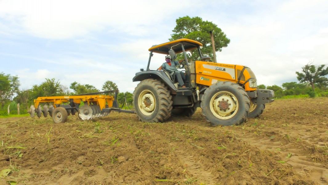 Prefeitura de Floriano beneficia comunidades rurais com programa de aração de terras 