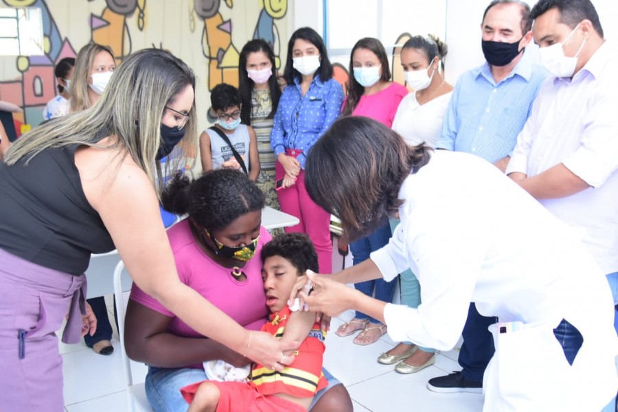 Primeira criança imunizada contra covid-19 em Floriano é da zona rural e tem paralisia cerebral 