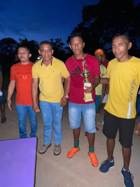 Secretaria de Esportes de Floriano prestigia final de Campeonato da comunidade Eiu