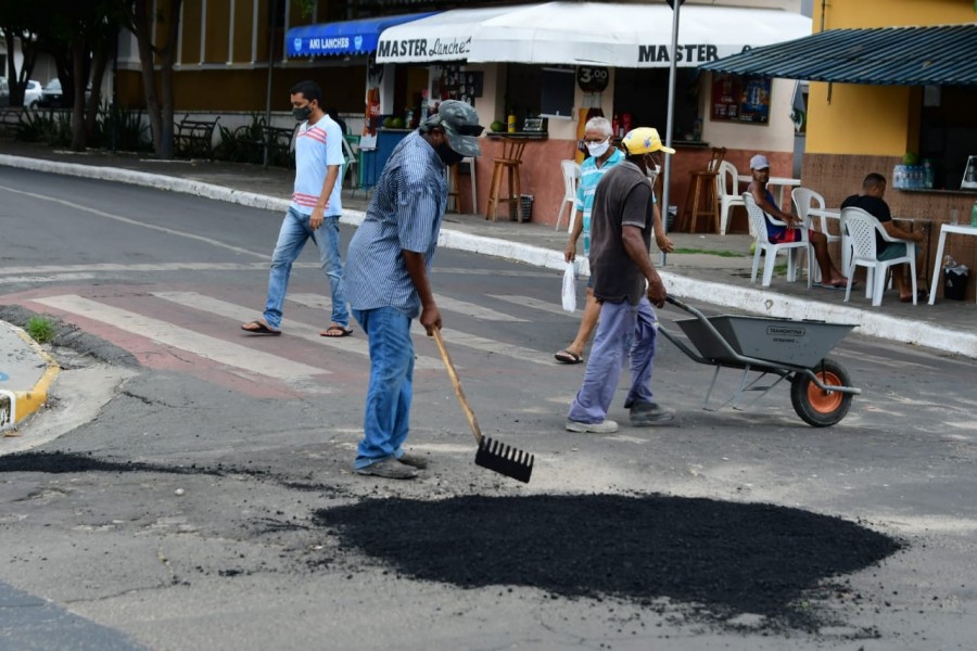SEINFRA realiza operação tapa-buracos em ruas e avenidas asfaltadas de Floriano