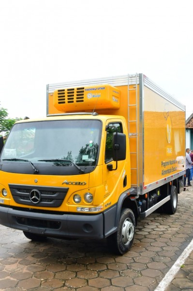 Prefeito Joel Rodrigues entrega caminhão frigorífico à Educação Municipal