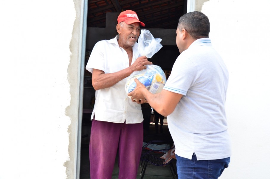 Prefeitura inicia entrega de cestas básicas para famílias de baixa renda em Floriano