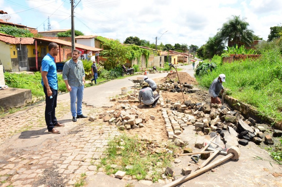 SEINFRA realiza operação tapa-buracos e de limpeza em Floriano