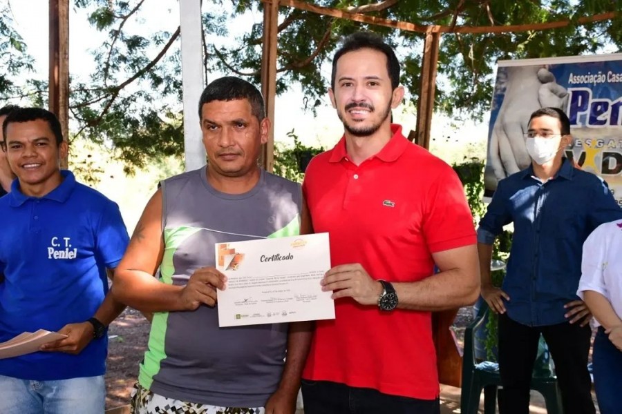 Prefeitura de Floriano entrega certificados para alunos do curso básico de pedreiro
