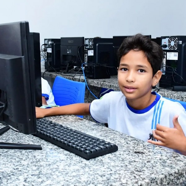 Prefeito Antônio Reis entrega Laboratório de Informática da Escola Municipal Raimundo Neiva