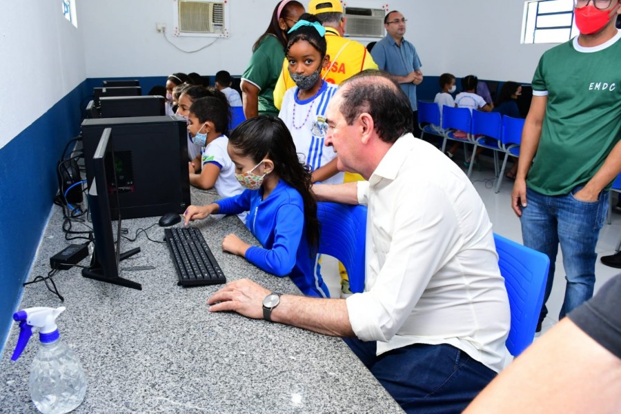 Prefeito Antônio Reis entrega Laboratório de Informática da Escola Municipal Dorinha Carvalho