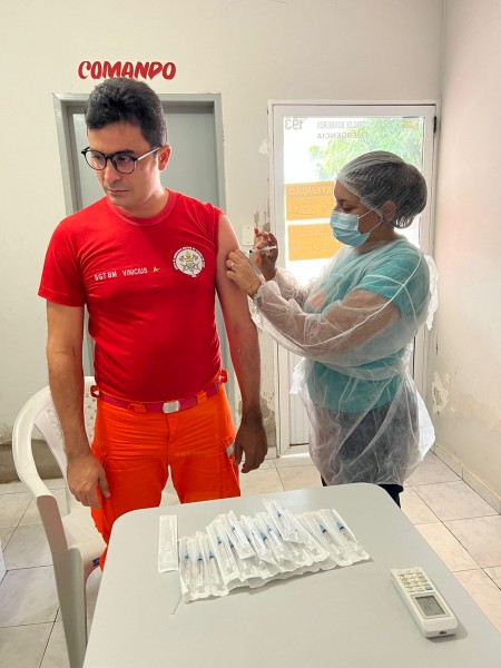 Saúde de Floriano vacina profissionais de segurança e salvamento contra influenza