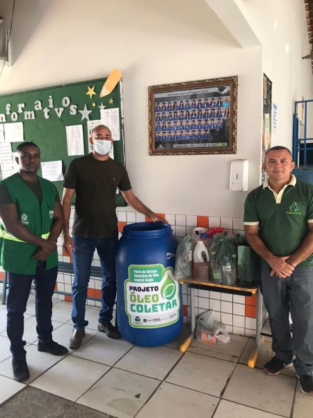 Seman faz a coleta do óleo vegetal depositado nos Ecopontos de escolas municipais