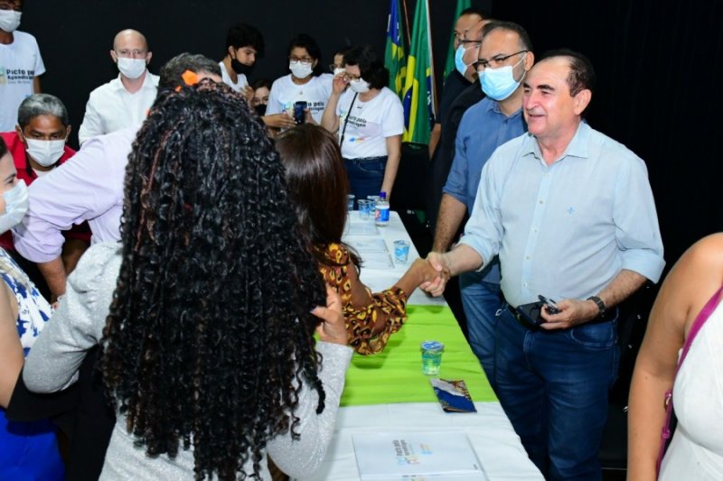 Pacto pela Aprendizagem: prefeito Antônio Reis firma contratos para jornada ampliada