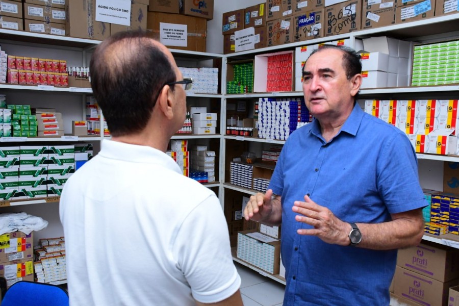 Prefeito Antonio Reis visita CAF e confirma crescimento na dispensação de medicamentos