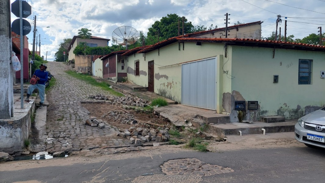 Infraestrutura intensifica o serviço de tapa buracos pelos bairros de Floriano