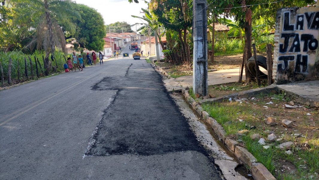 Operação tapa-buraco segue recuperando vias asfaltadas de Floriano