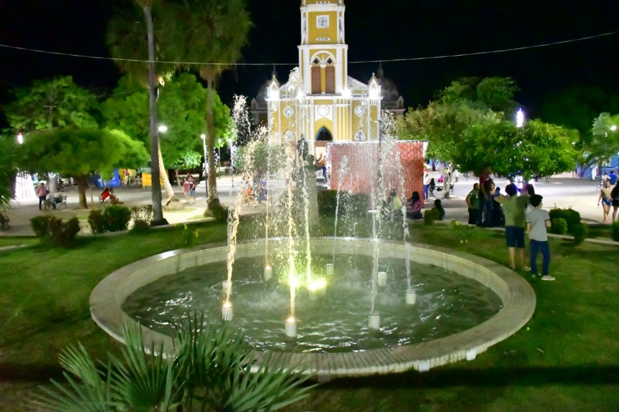 Prefeitura de Floriano reativa a fonte luminosa da praça Dr. Sebastião Martins