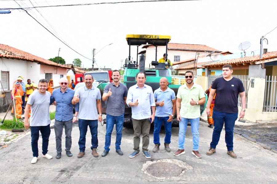 Prefeito Antônio Reis e equipe visitam obras de asfaltamento em Floriano