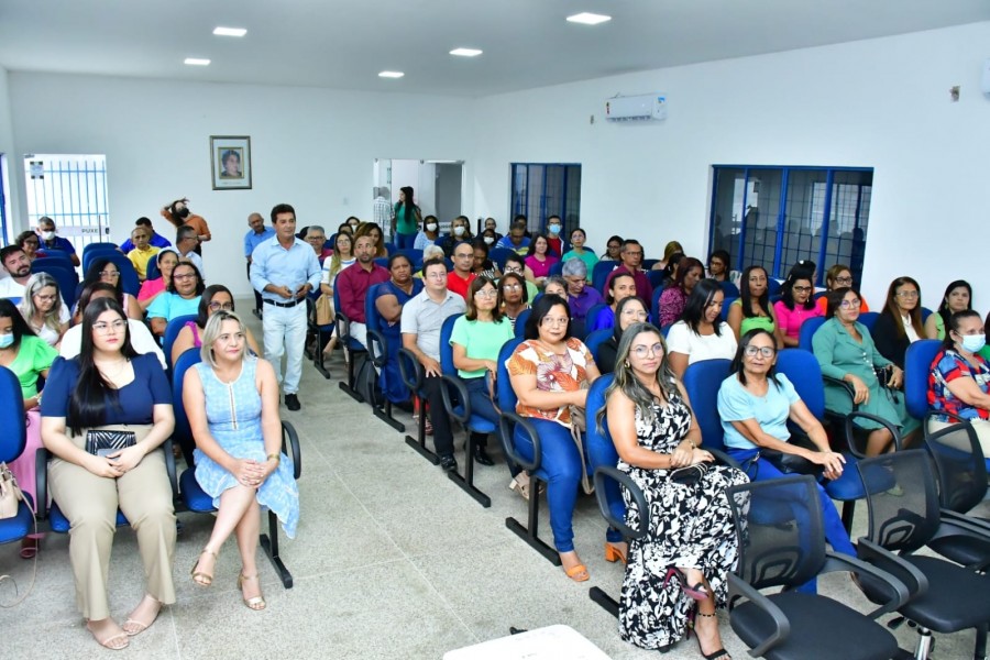 Prefeitura de Floriano dá posse aos diretores escolares da rede municipal de ensino