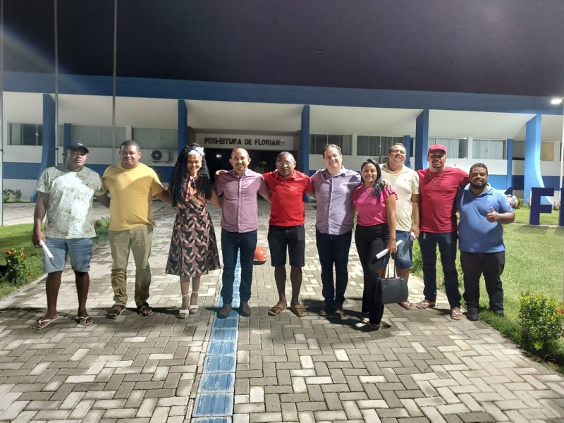 Secretários municipais se reúnem com representantes de escolas de Samba