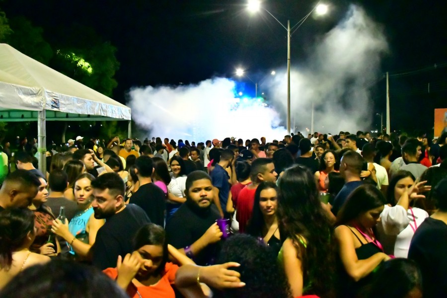 Zé Pereira com Paredões atrai multidão e faz história no Carnaval de Floriano