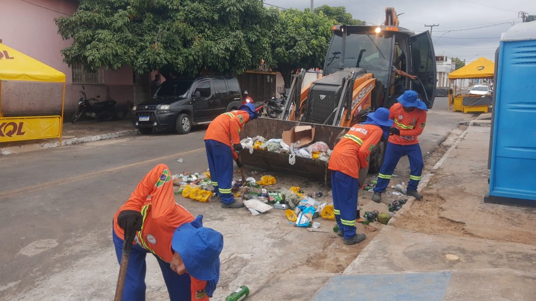 Bloco da Limpeza da Prefeitura de Floriano amanheceu na rua pra deixar tudo limpo